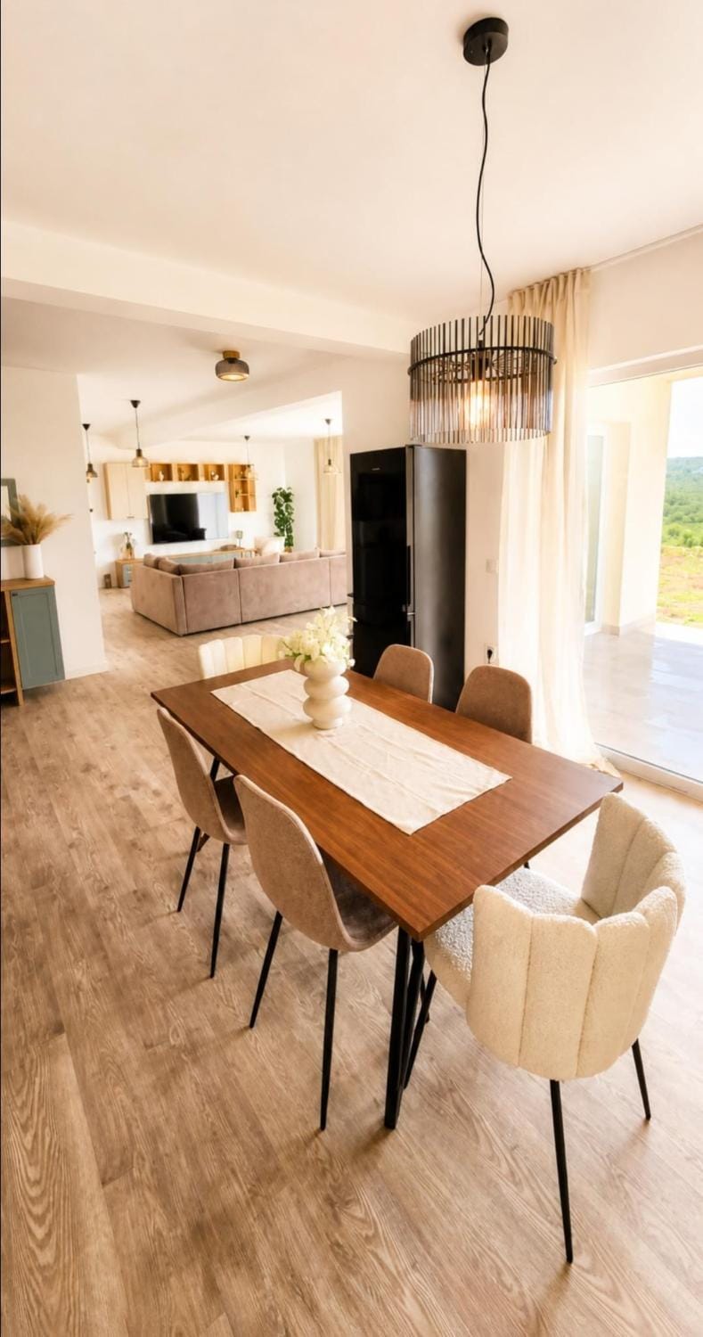 Seating area, Dining area