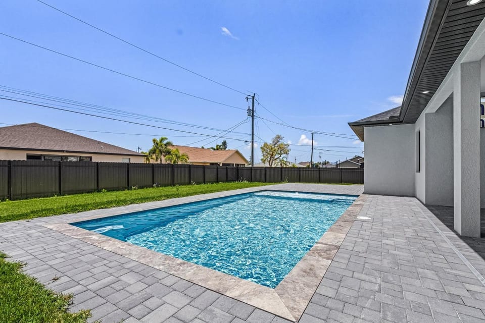 Heated Pool, Outdoor Kitchen and Dining - Sun & Daughter - Roelens House in Cape Coral