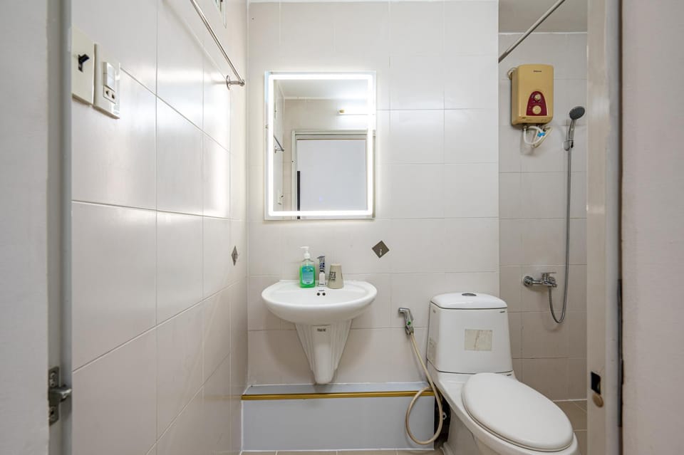 Shower, Toilet, Bathroom, bidet, towels
