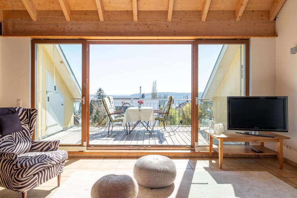 Natural landscape, TV and multimedia, View (from property/room), Balcony/Terrace, Seating area, Dining area, Lake view