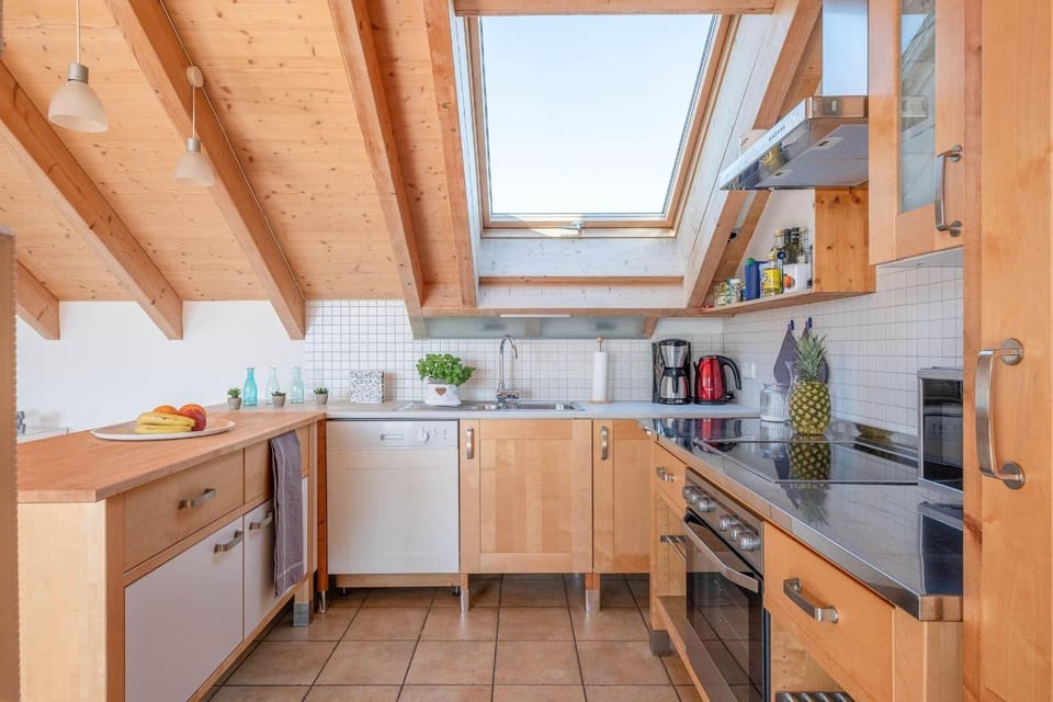 Coffee/tea facilities, Kitchen or kitchenette, dishwasher, microwave, oven, stove, toaster, towels