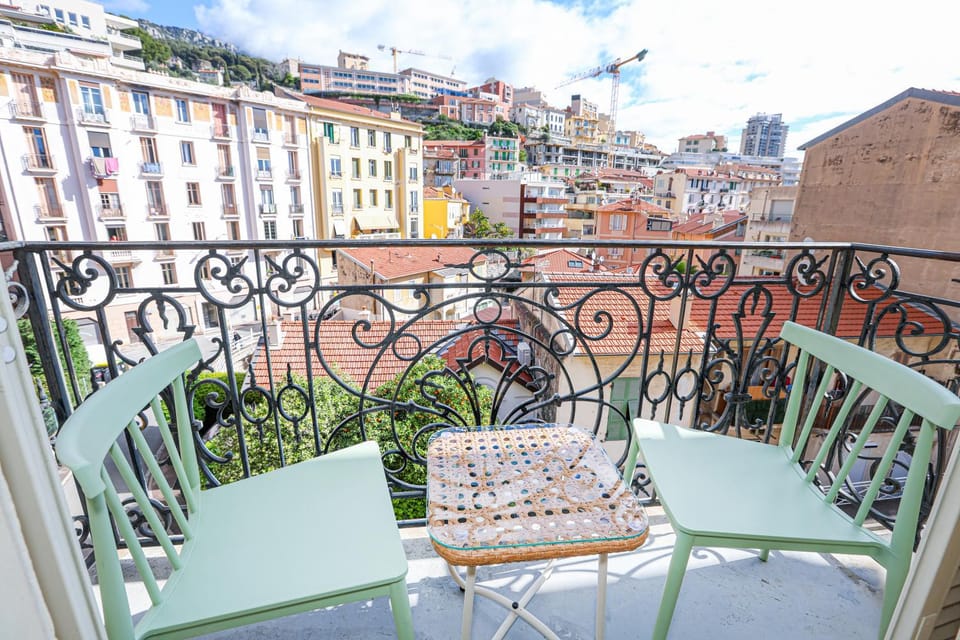 Property building, Day, View (from property/room), Balcony/Terrace, Dining area, City view