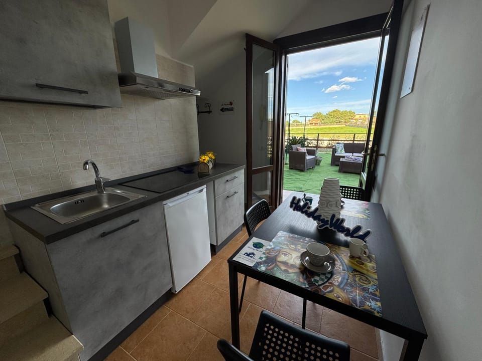 Kitchen or kitchenette, Dining area