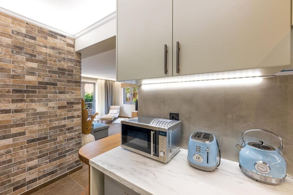 Coffee/tea facilities, Kitchen or kitchenette, oven, toaster