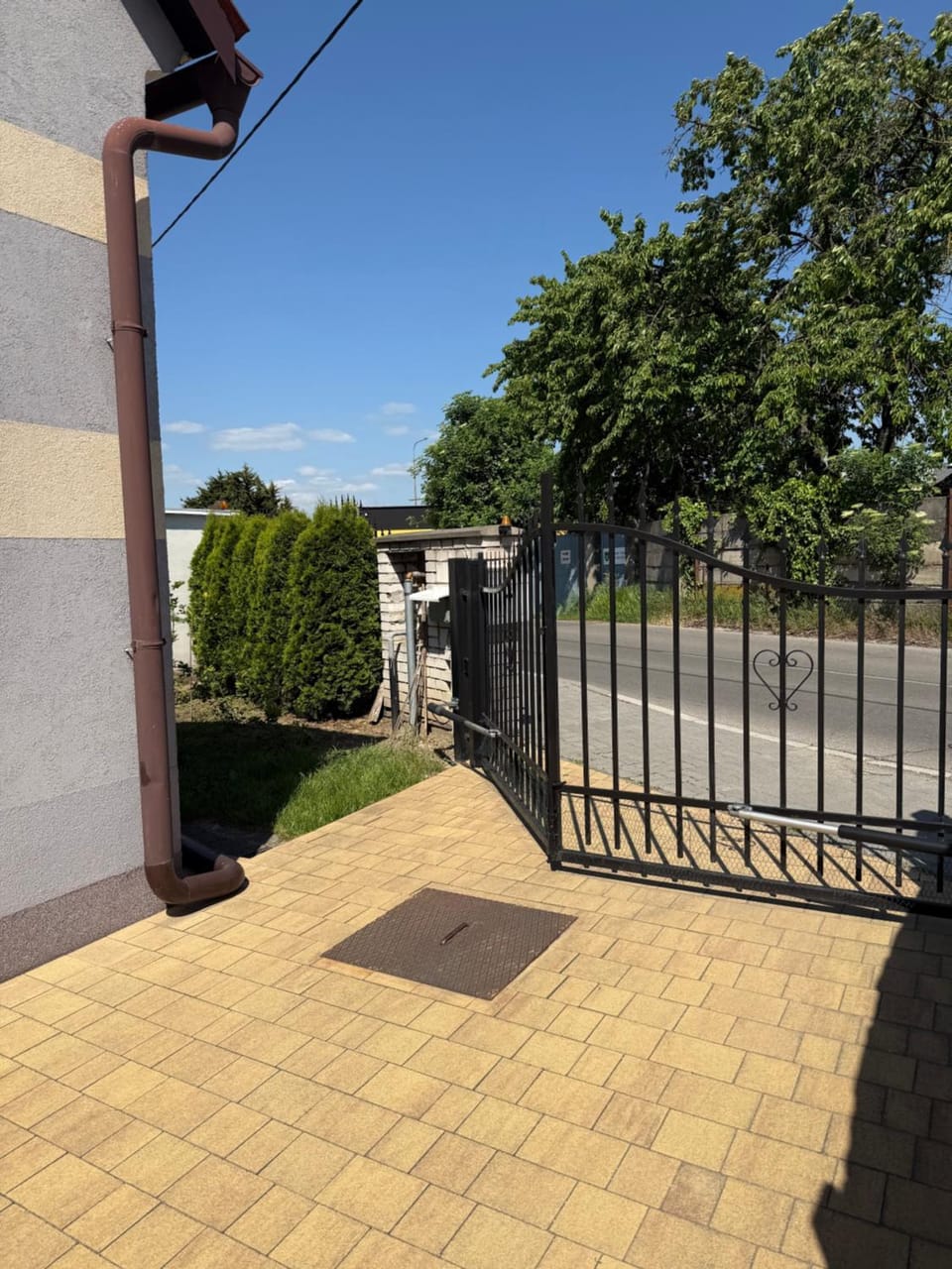 Property building, Day, Balcony/Terrace