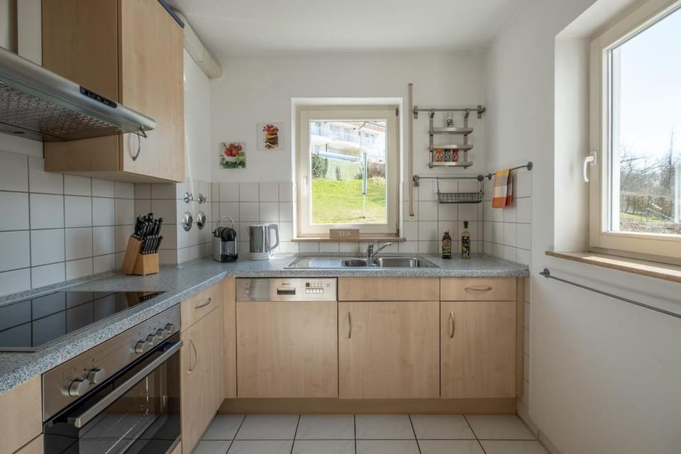 Coffee/tea facilities, Kitchen or kitchenette, dishwasher, stove, toaster