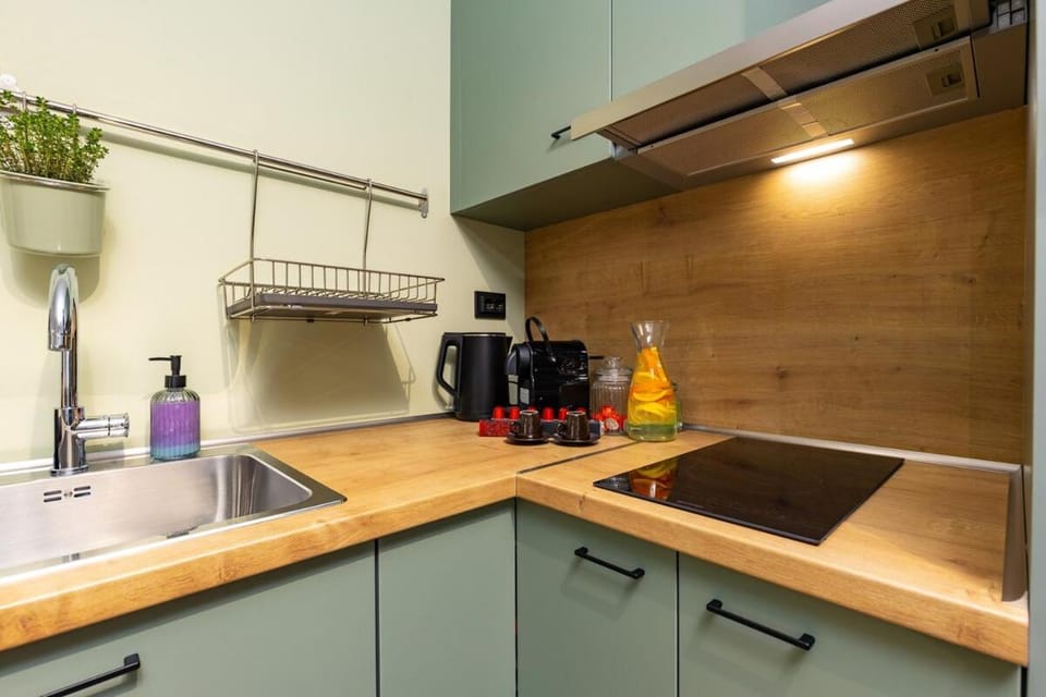 Coffee/tea facilities, Kitchen or kitchenette, stove