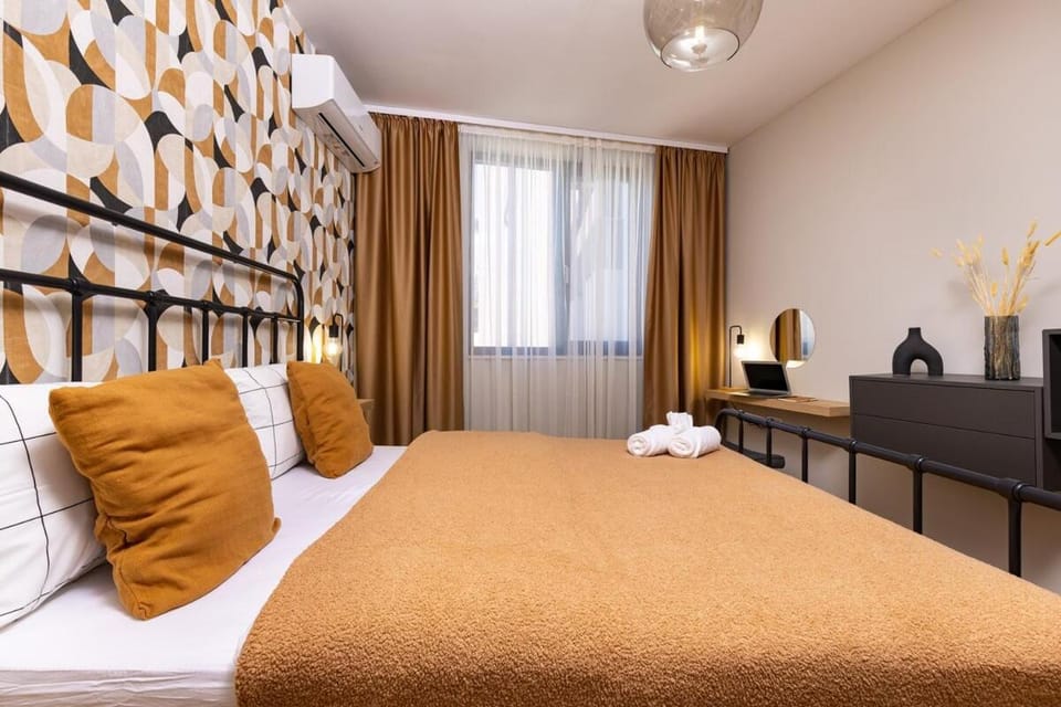 Bed, Photo of the whole room, Bedroom, towels