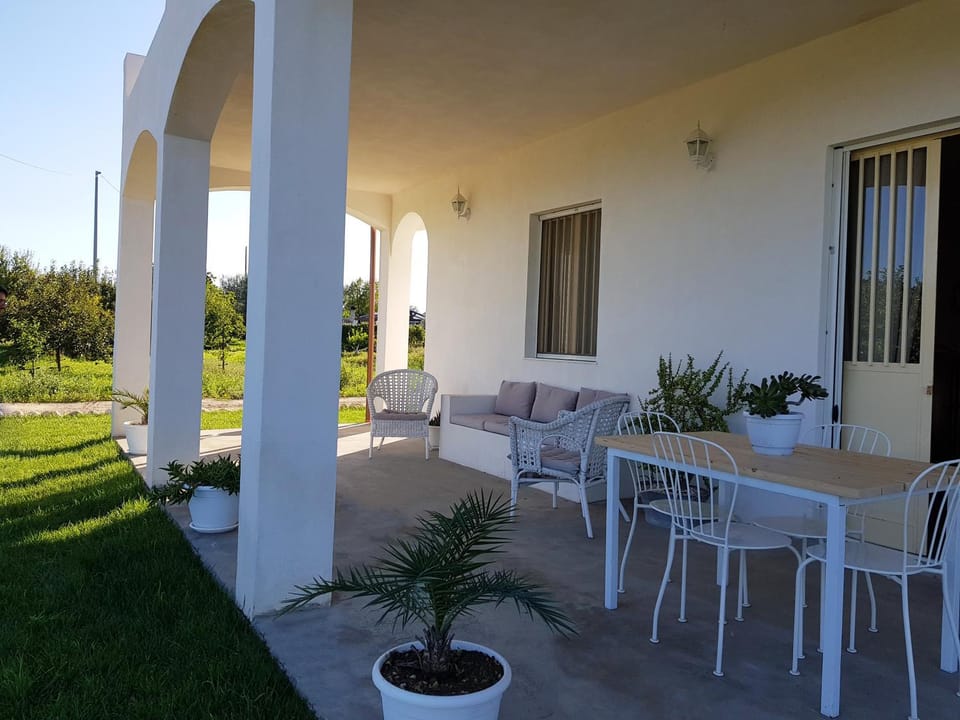 Property building, Facade/entrance, Garden