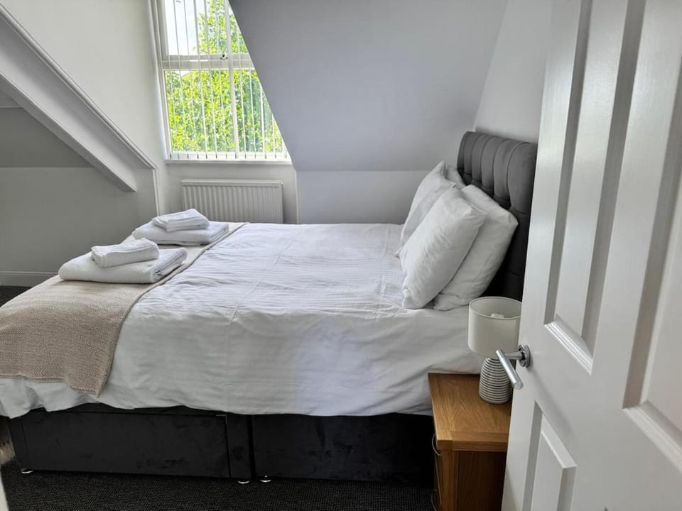 Bed, Photo of the whole room, Bedroom, towels