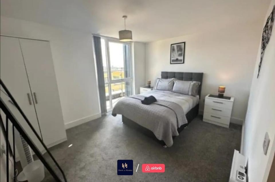 Salford Corporate Stays Balcony WiFi Sleeps 5 Apartment in Salford