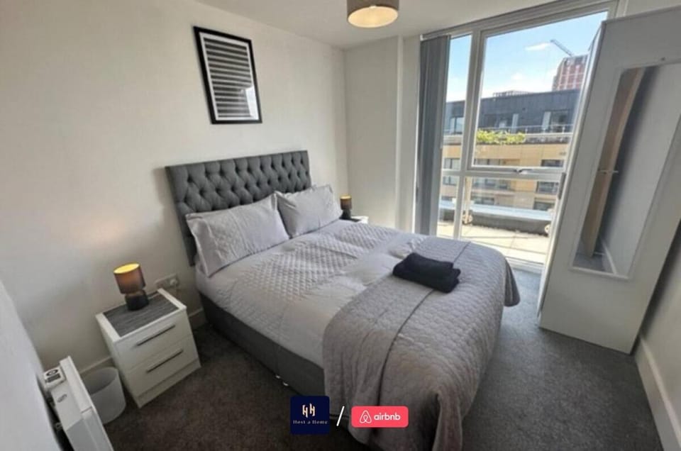 Salford Corporate Stays Balcony WiFi Sleeps 5 Apartment in Salford