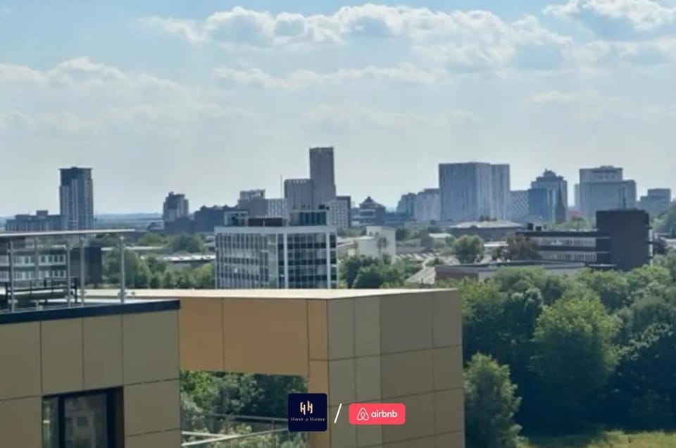 Salford Corporate Stays Balcony WiFi Sleeps 5 Apartment in Salford