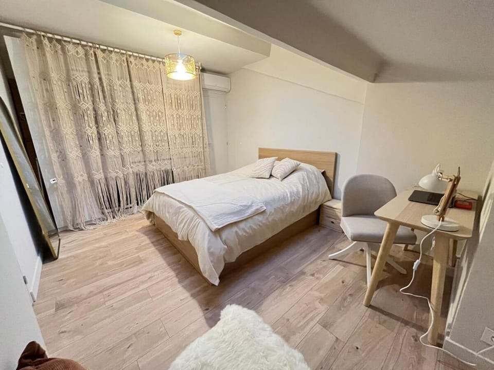 Bed, Photo of the whole room, Seating area, Bedroom