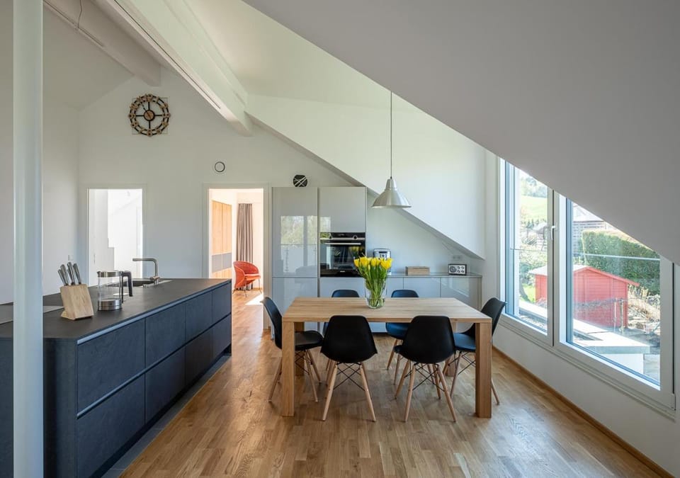 Kitchen or kitchenette, Seating area