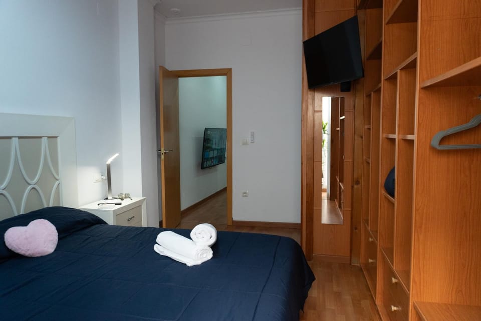 Bed, TV and multimedia, Photo of the whole room, Bedroom, towels, wardrobe