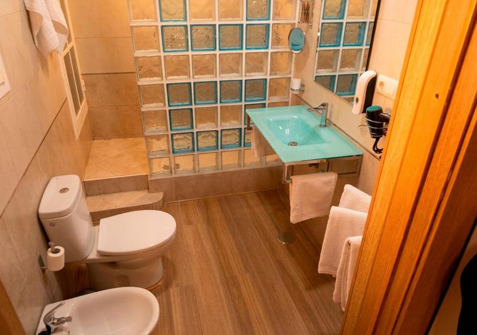 Shower, Toilet, Bathroom, Bath, bidet, towels