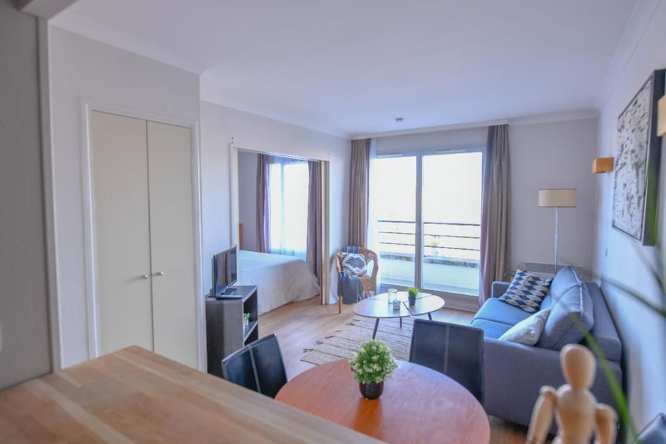 Bright with balcony at Buttes Chaumont Apartment in Paris