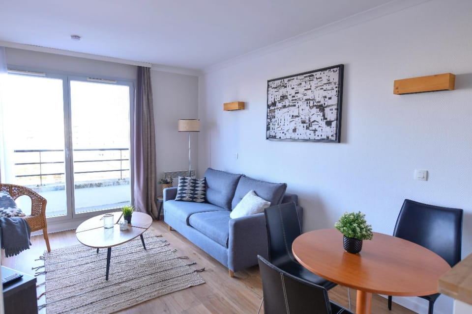 Bright with balcony at Buttes Chaumont Apartment in Paris