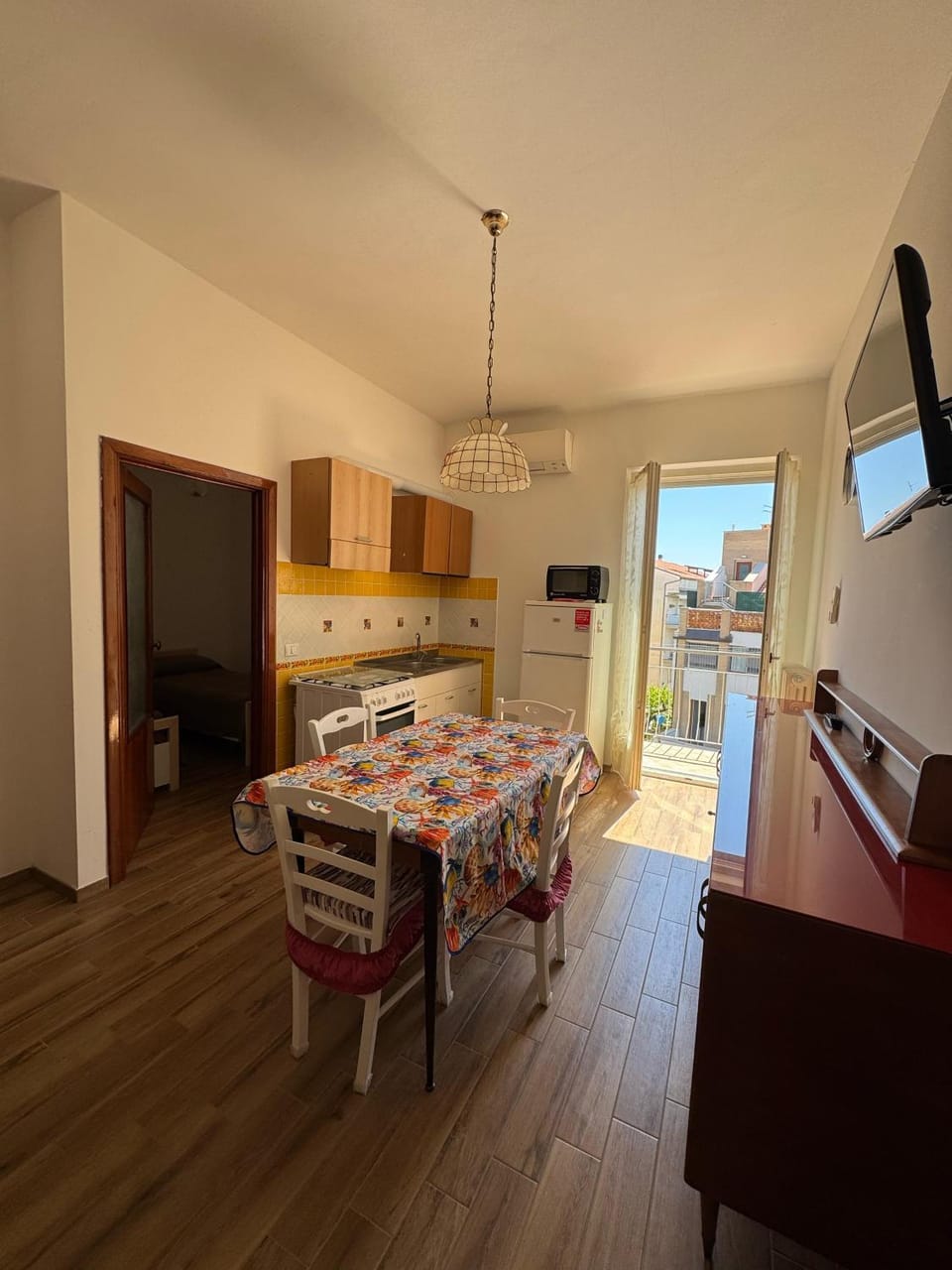 TV and multimedia, Kitchen or kitchenette, Living room, Dining area