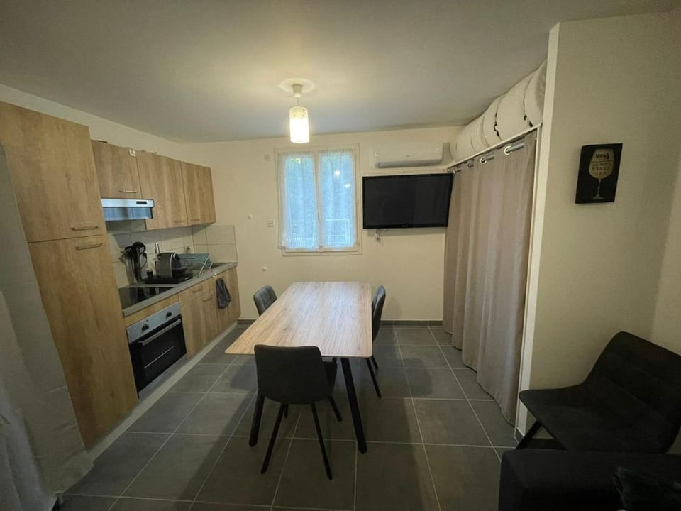 TV and multimedia, Kitchen or kitchenette, Seating area, Dining area, oven, stove, toaster, air conditioner, air conditioner