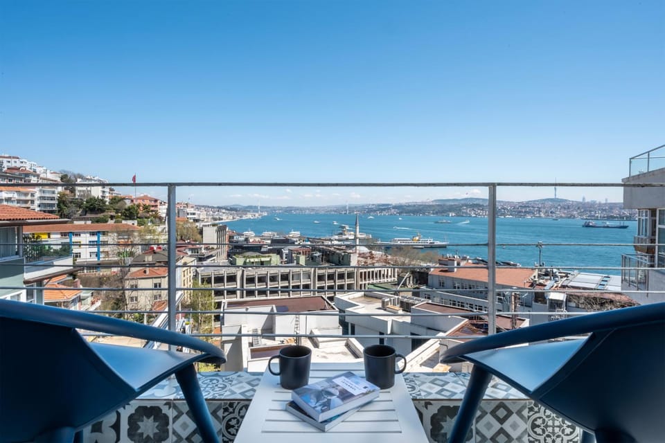 View (from property/room), Balcony/Terrace, City view, Sea view