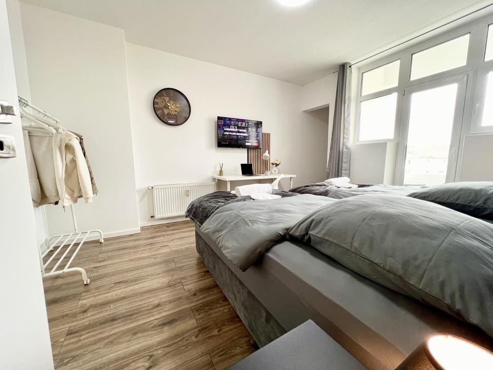 Bed, TV and multimedia, Photo of the whole room, Bedroom, towels, wardrobe