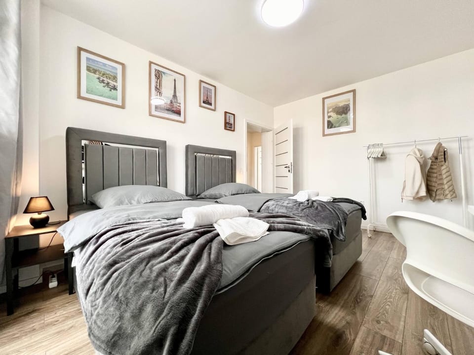 Bed, Photo of the whole room, Bedroom, towels