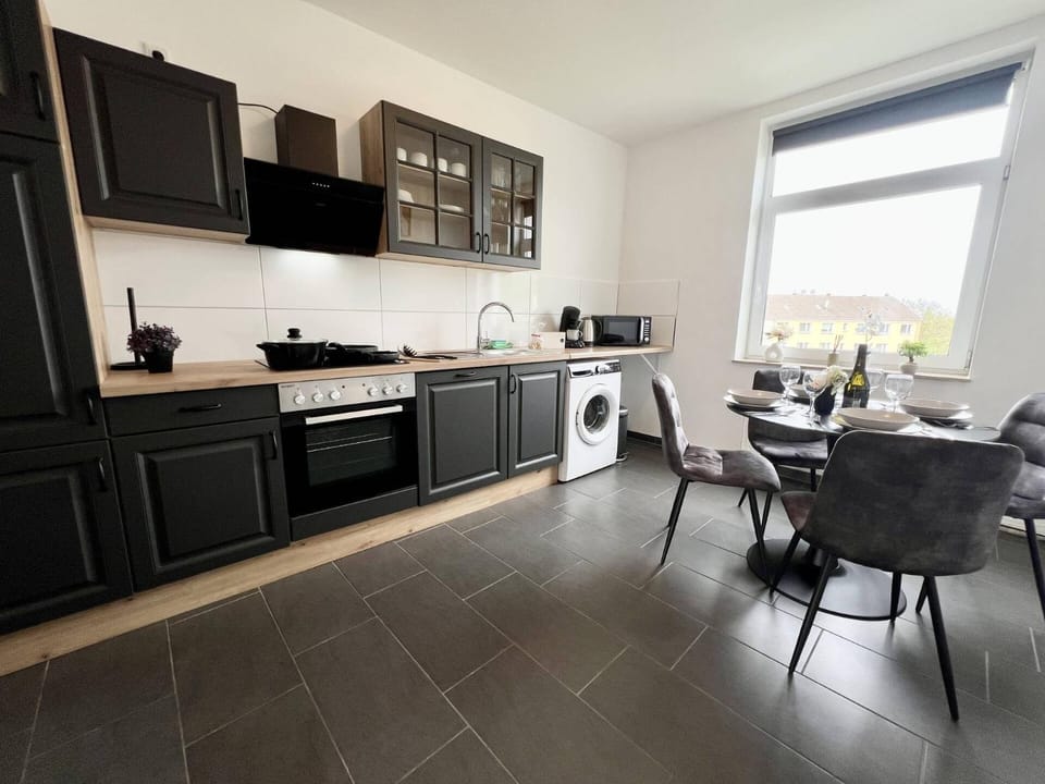 Kitchen or kitchenette, Dining area, dishwasher, minibar, oven, stove, toaster