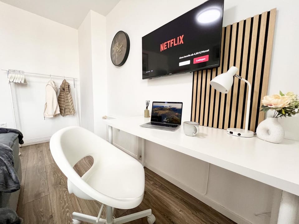 Bed, TV and multimedia, wardrobe