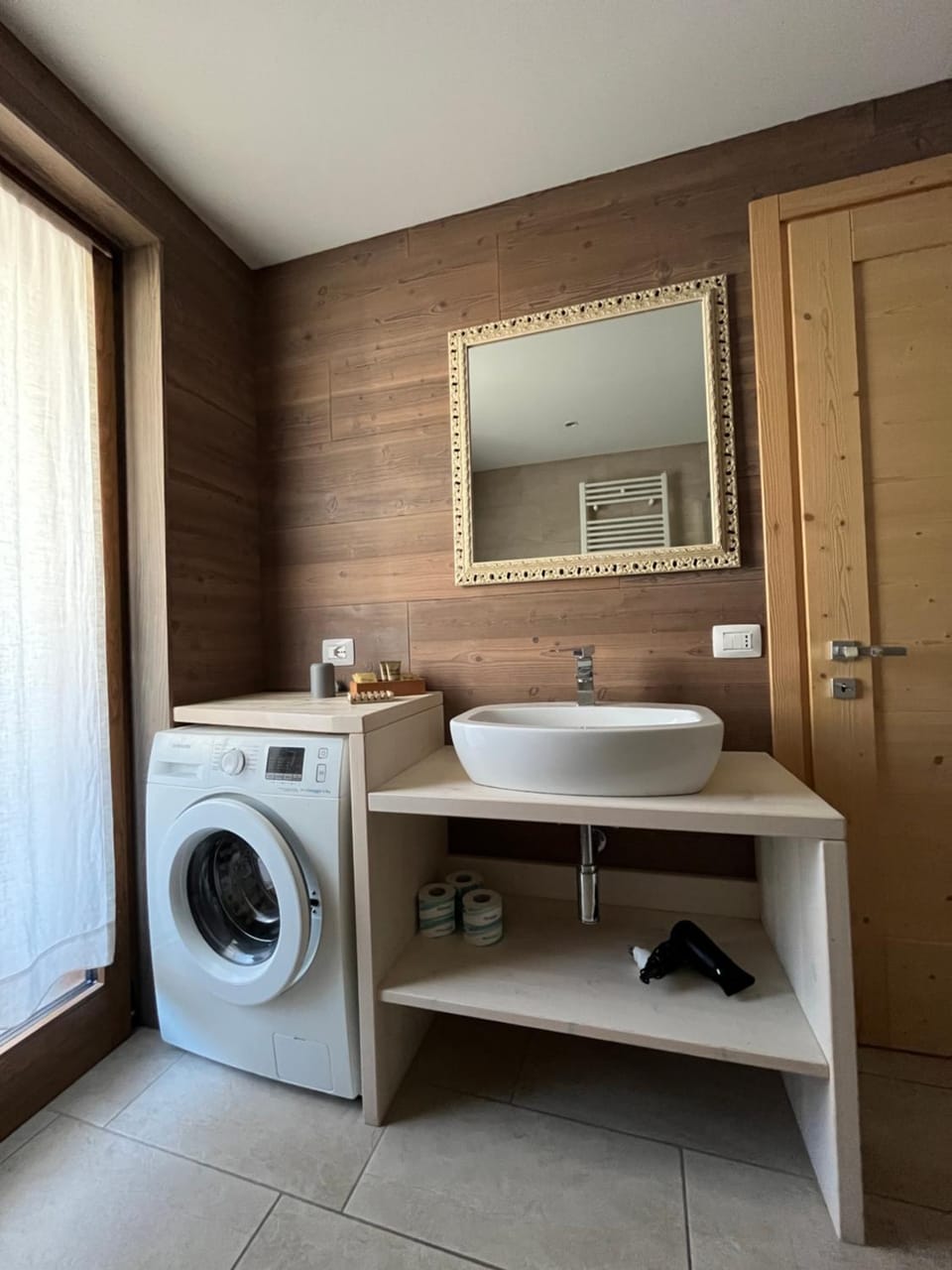 Bathroom, washing machine