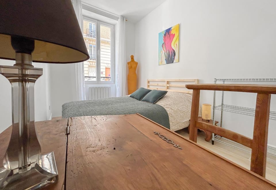 Bed, Seating area, Bedroom