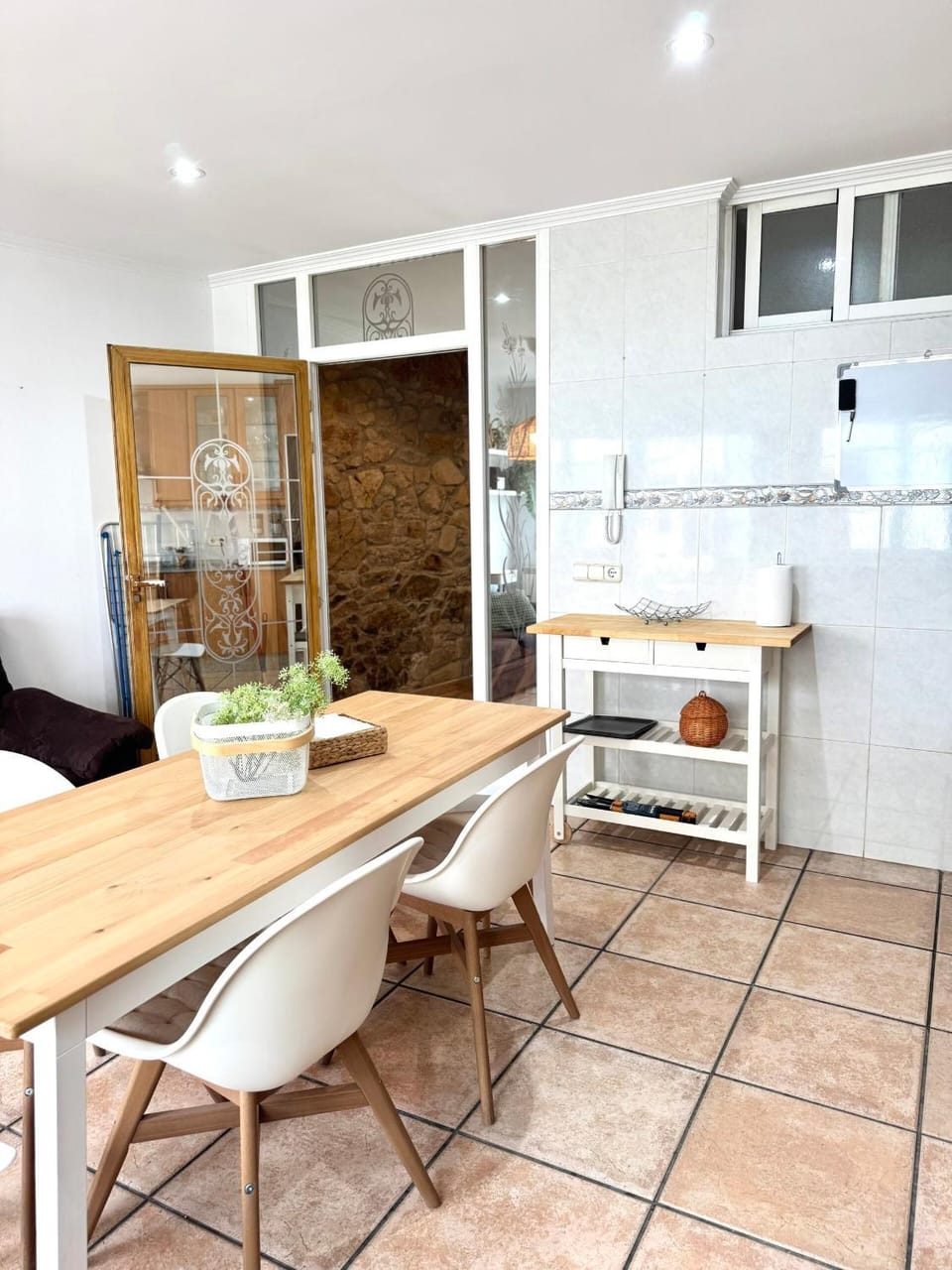 Kitchen or kitchenette, Dining area