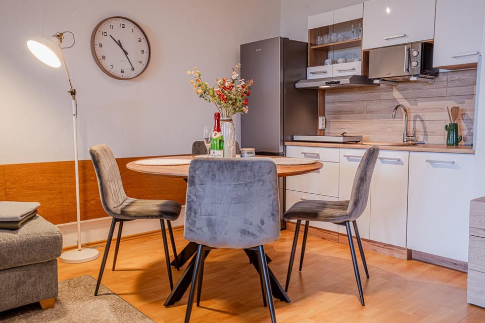 Kitchen or kitchenette, Dining area, stove