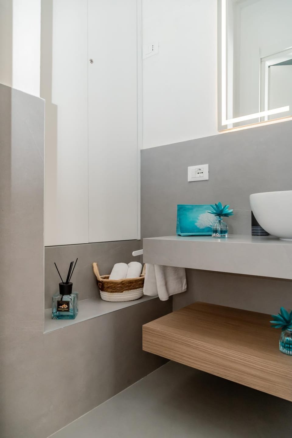 Bathroom, towels