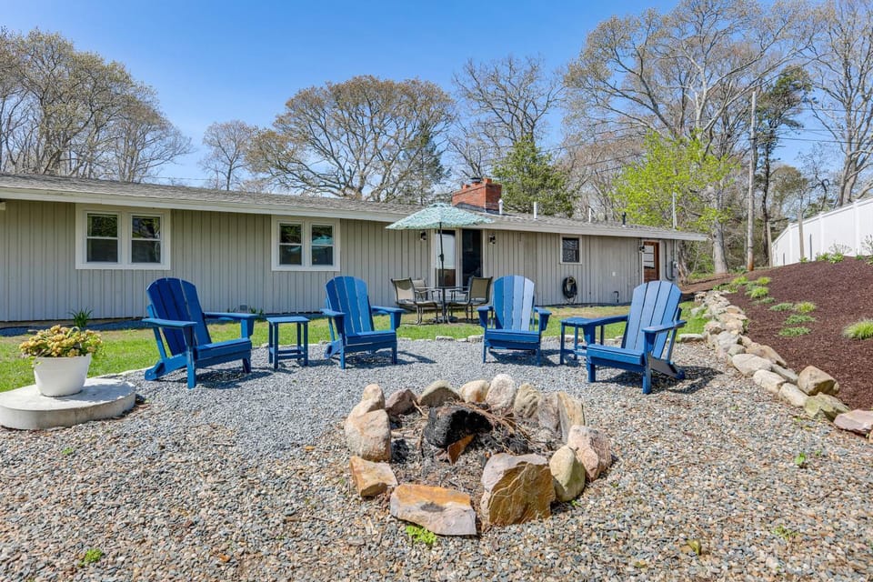 Steps to Beaches & Main Street: Hyannis Retreat House in Hyannis