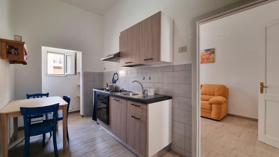 Kitchen or kitchenette, Dining area, oven, stove