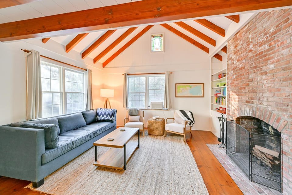 Walk to Amagansett Beach: Cottage w/ Deck! House in Amagansett