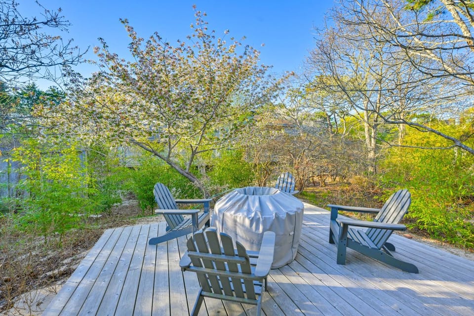 Walk to Amagansett Beach: Cottage w/ Deck! House in Amagansett