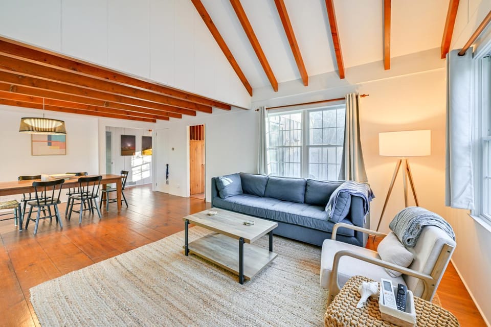Walk to Amagansett Beach: Cottage w/ Deck! House in Amagansett