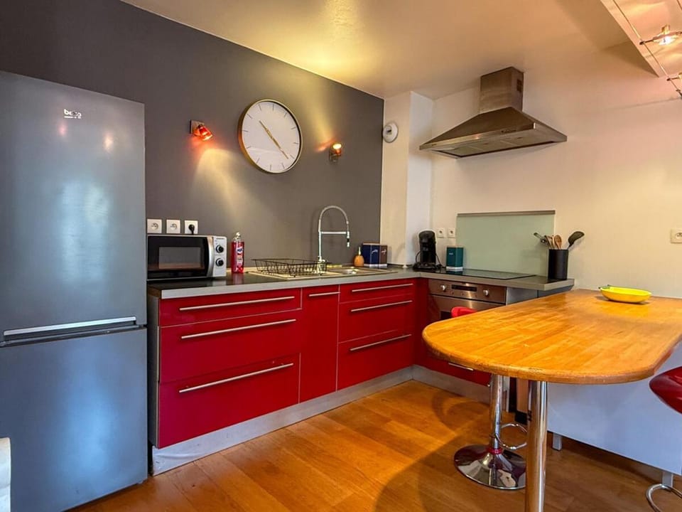 Kitchen or kitchenette, Dining area, oven, stove