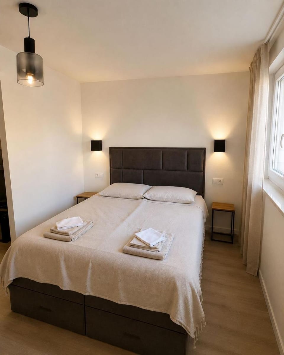 Bed, Photo of the whole room, Bedroom, towels