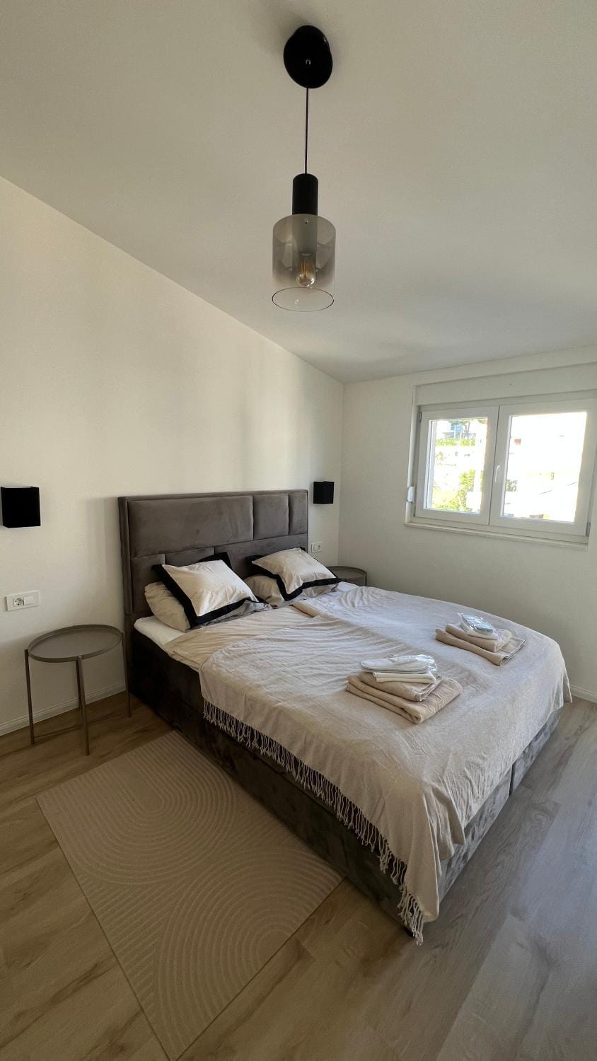 Bed, Photo of the whole room, Bedroom, towels