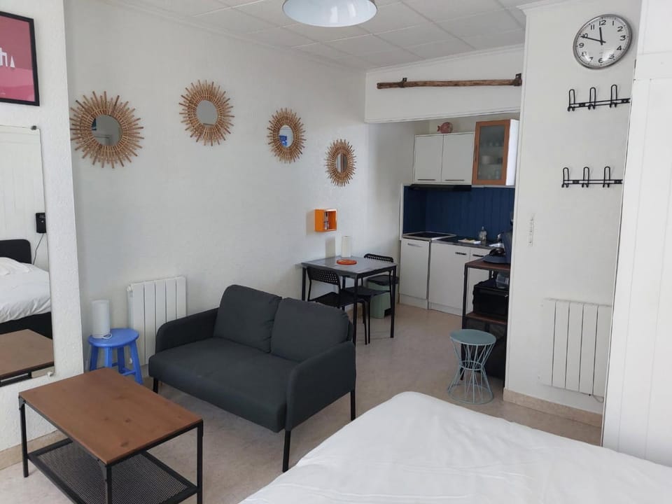 Kitchen or kitchenette, Seating area, Dining area