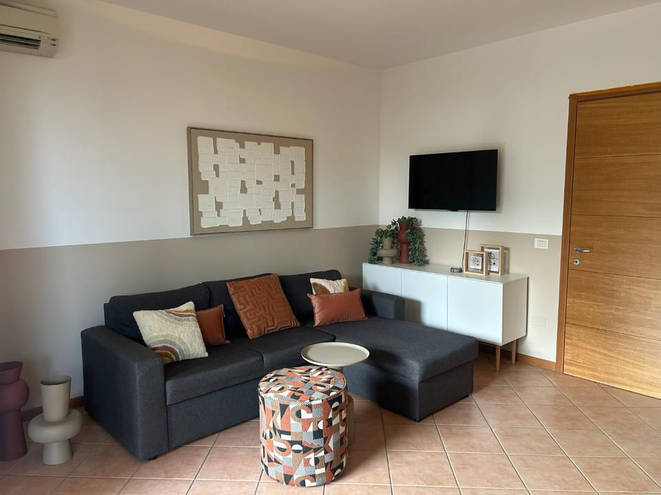 TV and multimedia, Living room, Seating area, air conditioner