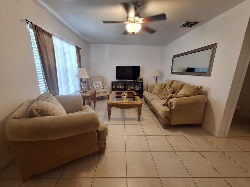 Home 3 beds 1 full bath 1 half bath Port Charlotte near beach House in Florida