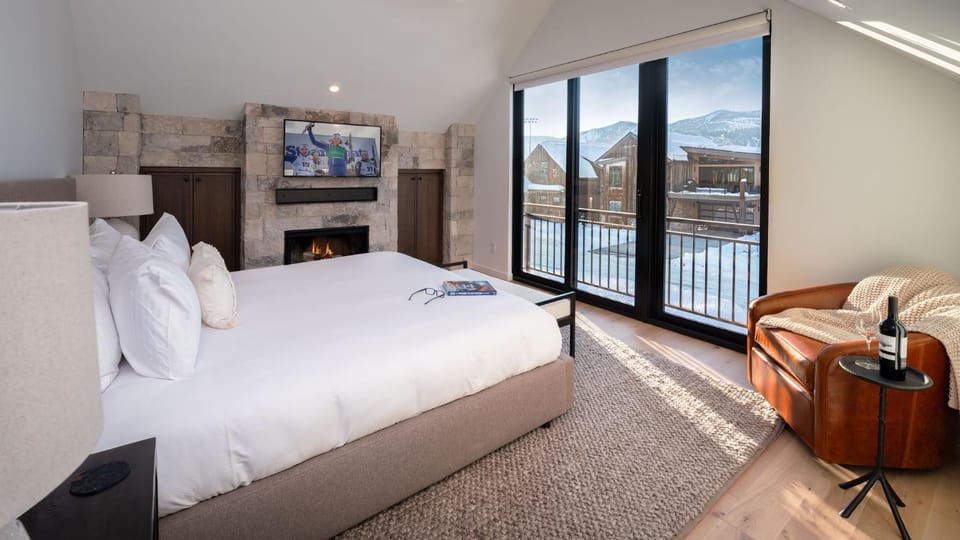Bed, TV and multimedia, Bedroom, fireplace