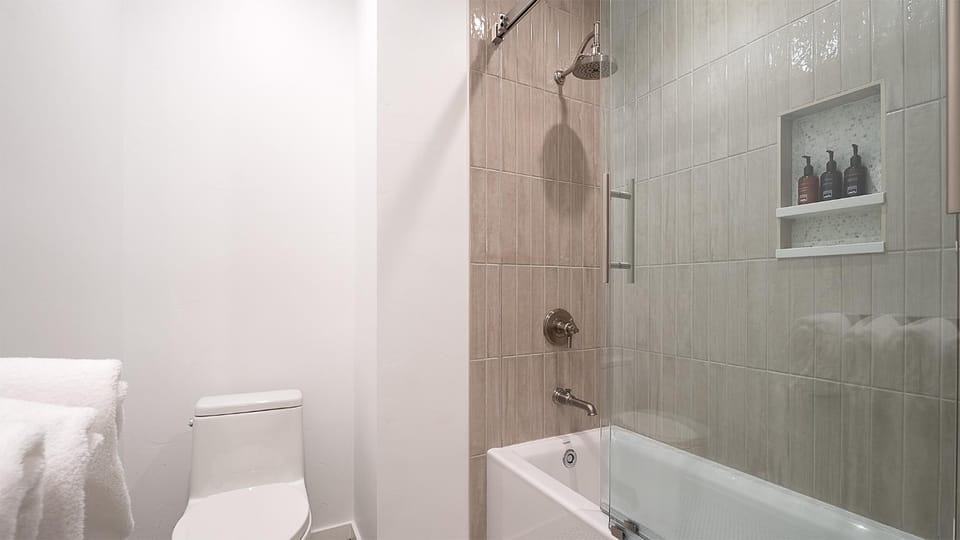 Shower, Toilet, Bathroom, Bath, towels