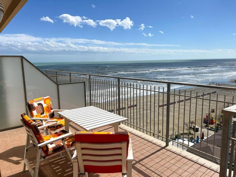 Day, Natural landscape, View (from property/room), Balcony/Terrace, Dining area, Beach, Sea view