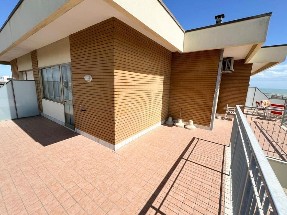 Property building, Day, Balcony/Terrace